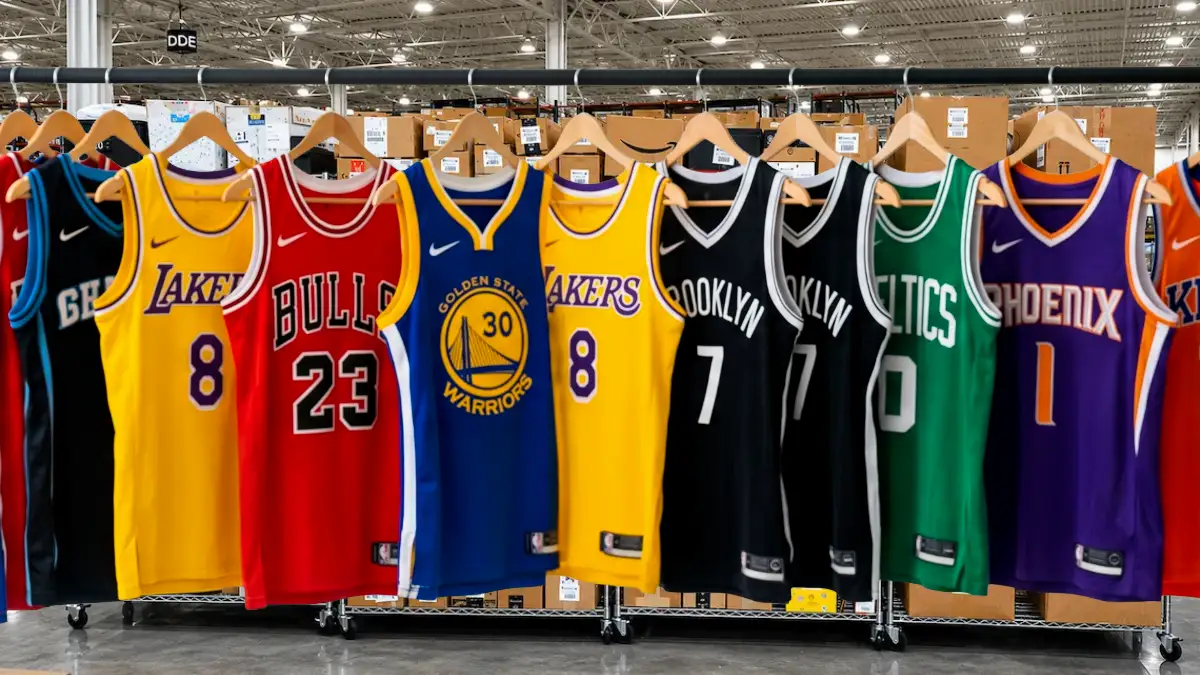 Camisetas de basquete originais da NBA disponíveis em lojas americanas