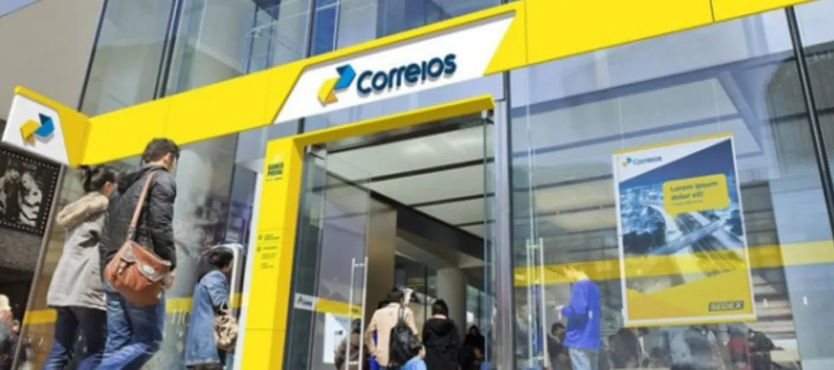 Cliente preenchendo uma reclamação online sobre uma encomenda ao lado de um pacote e do código de rastreamento